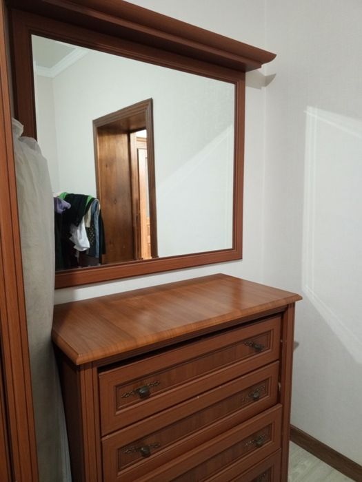 Продам шкаф плательный , комод с зеркалом.