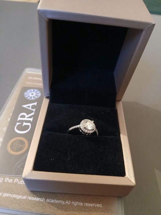 Продам кольцо с бриллиантами