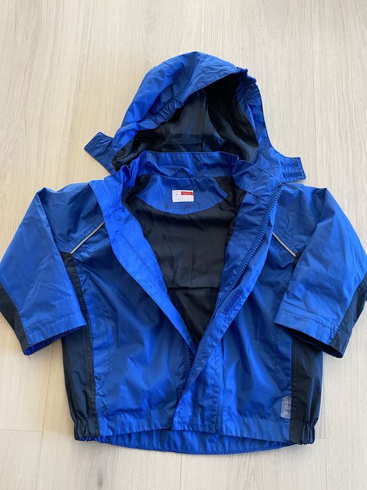 Vand geaca impermeabila 1-2 ani.