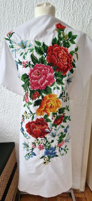 Rochie cusută cu mărgele