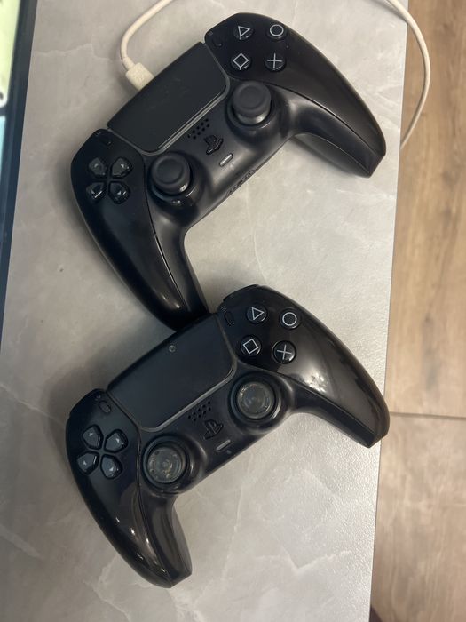Продам ps5 slim 2 джойстика
