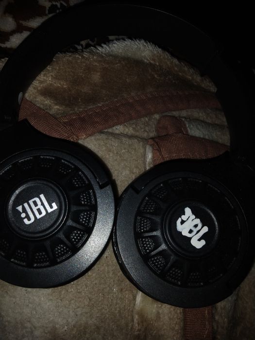 Наушники б/у .JBL MAX