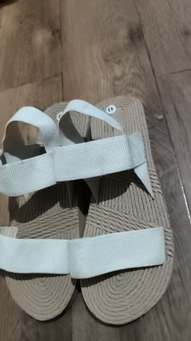 Продам сандали новые