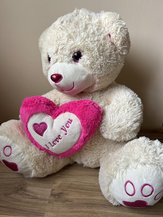 Голямо плюшено мече със сърце
