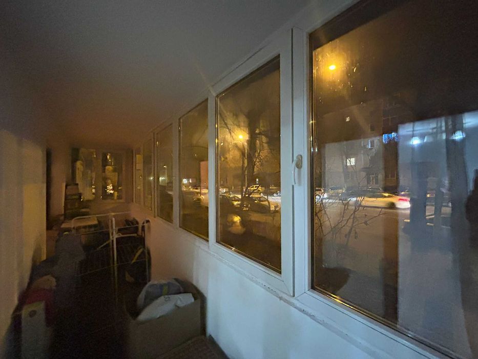 Apartament 3 camere - spațios, luminos, balcon mare.