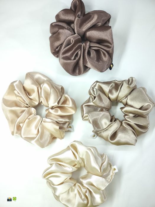 Скрънчи, дантела и сатен