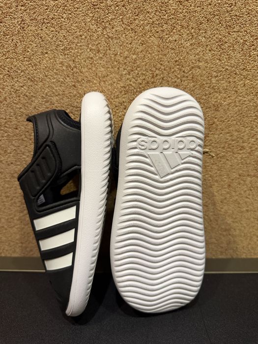 Детски сандали чисто нови