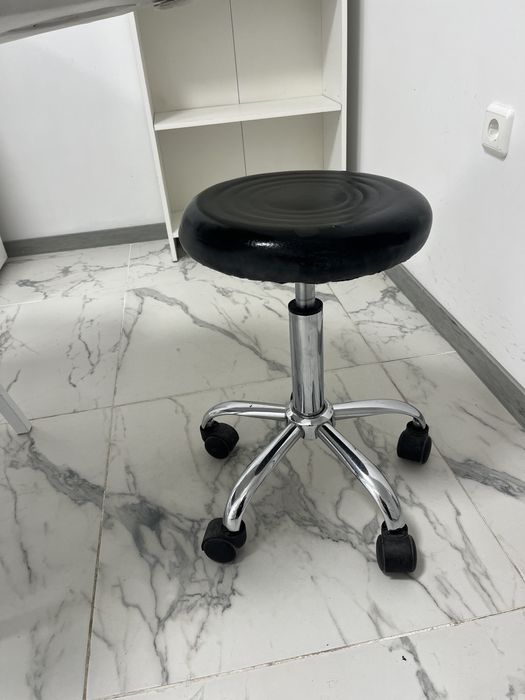 Козметична кушетка и работна табуретка