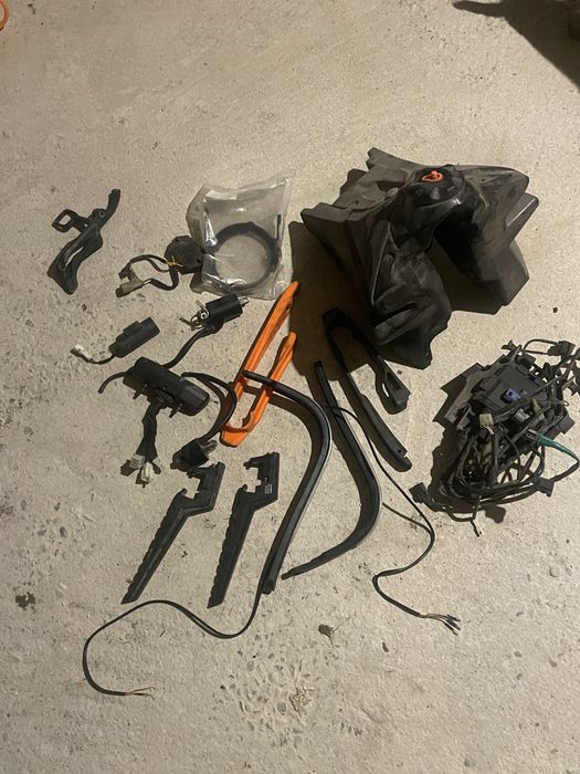 Vînd  diferite piese pentru ktm