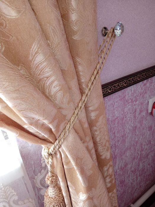 Штор золотистый .