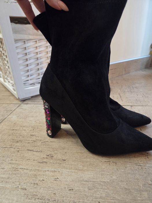 Велурени боти с камъни
