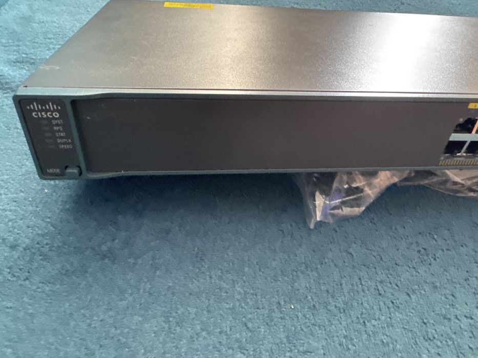 Switch Cisco Catalyst 2960 (cod model exact: WS-C2960-24TT-L).