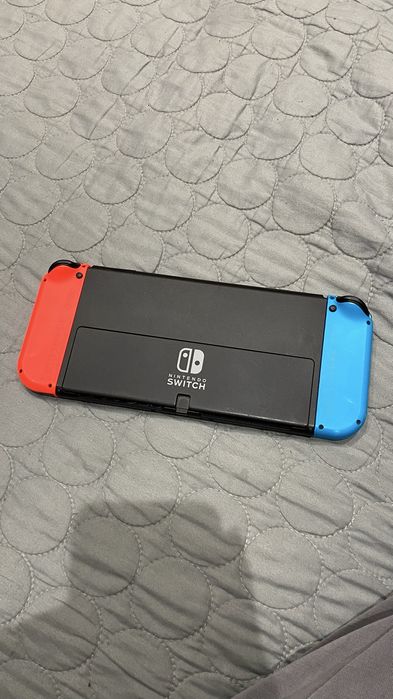 Nintendo Switch Oled + 2 игри и кейс