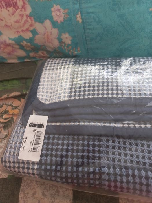 Новое   покрывало  полуторка. 140×200 см.  В  клетку,