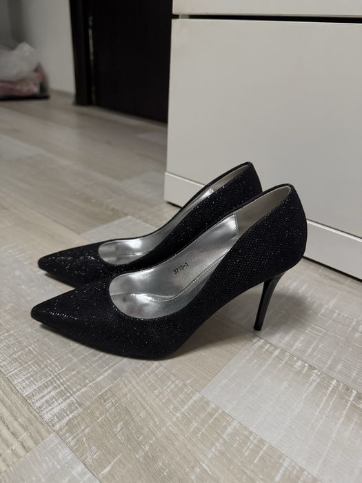 Черни блестящи токчета