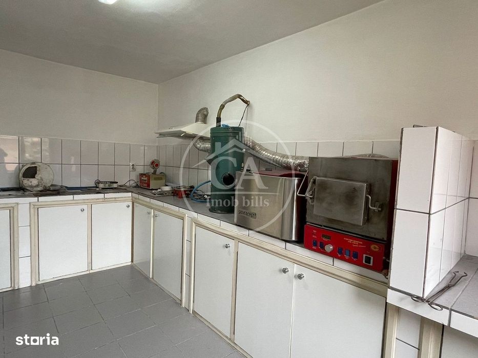 Casa de vânzare cu 8 camere de tip P+E+M in zona Rogerius, Oradea