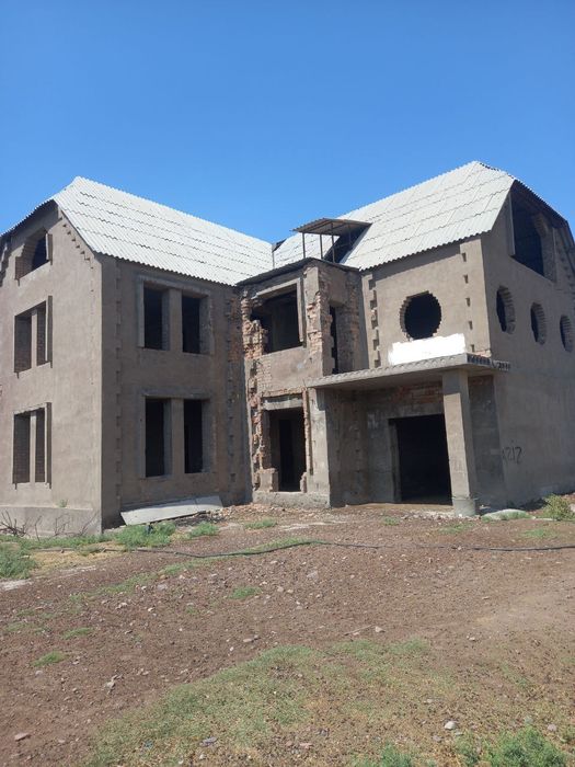 Uy sotiladi 8 sotix dakumet joyida