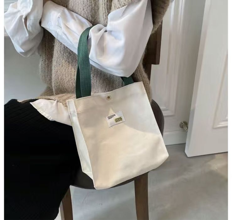 Сумочка через плечо тренд 2025