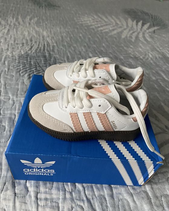 Adidasi fetite marimea 22