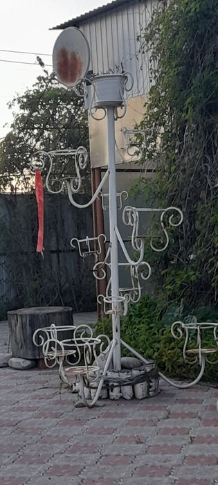 Уличная подставка для цветов