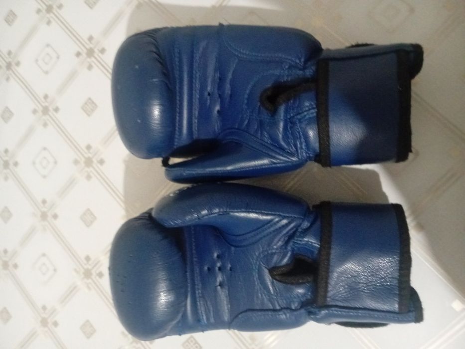 боксерские перчатки ,Б/У