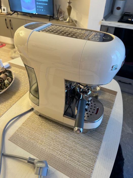 Espressor SMEG- eleganta italiana pentru cafeaua ta de acasa
