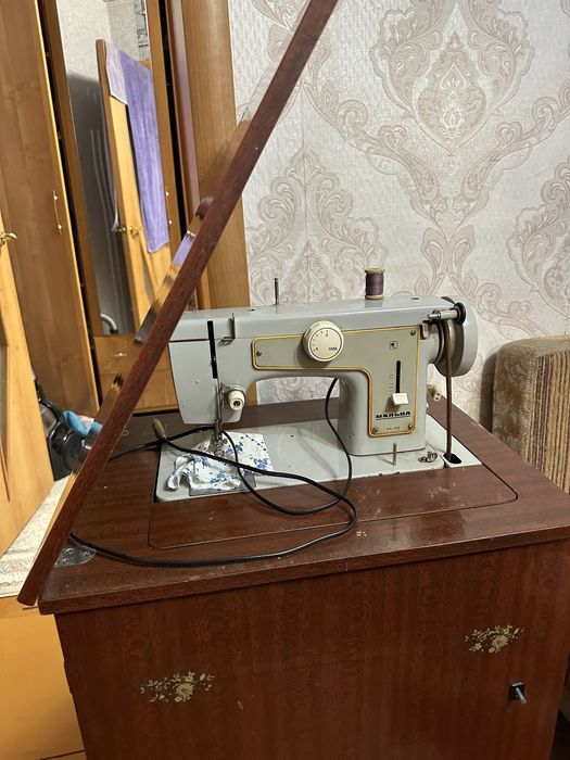 Продам машинку швейную
