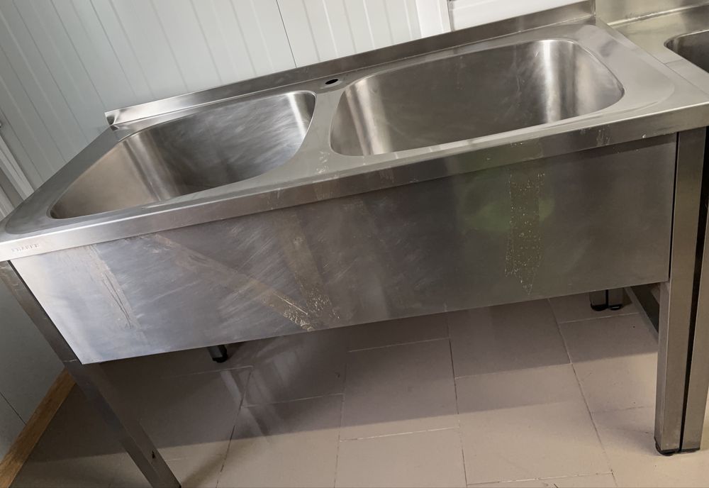 Doua mese inox , stare buna