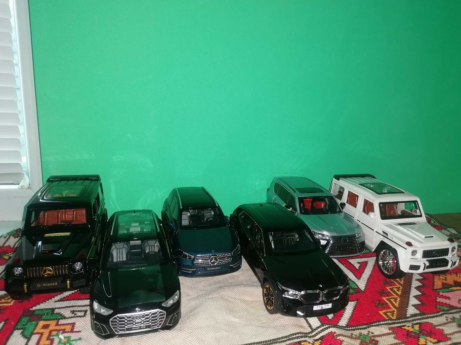 Метални колички с отварящи се врати,работещи фарове и звук от двигател