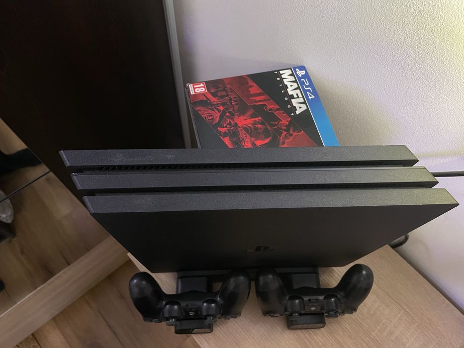 PlayStation4 Pro със станция и 11 игри