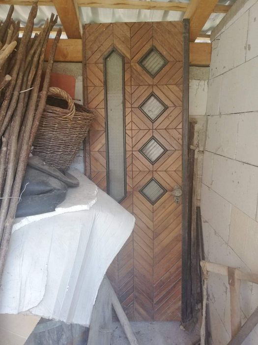 Vând ușa exterior parcheta cu nuc.