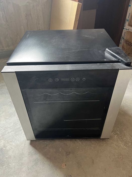 Vitrina frigorifica de tip minibar cu usa din sticla