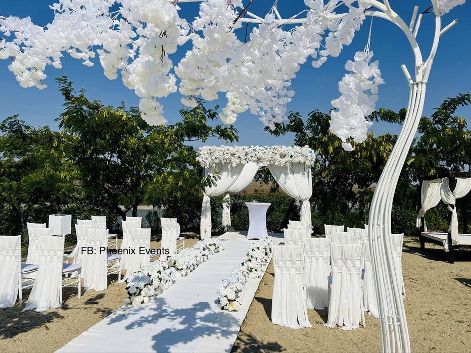 Aranjament cununie decoratiuni decor floral arcada stalpi nunta botez