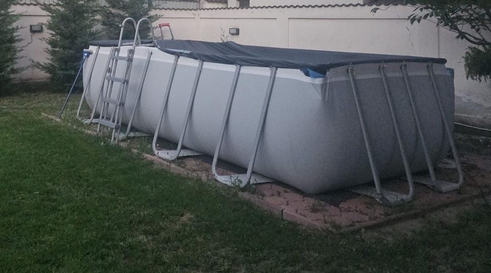 Vând piscina  exterioara