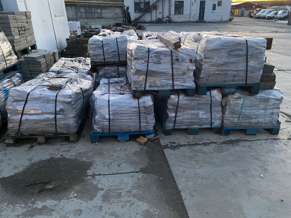 Vând piatră cubică, nouă, pe palet, îndoliată.