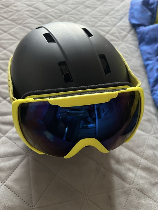 Ски екип с каска и очила