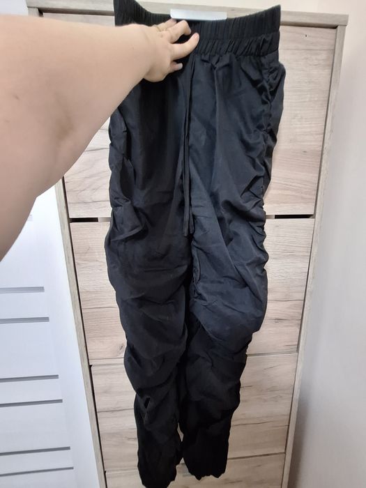 Pantaloni casual noi