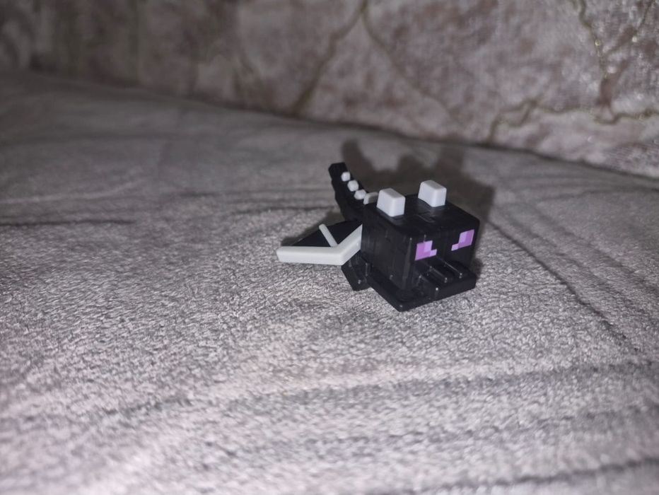 Продам фигурку kinder joy Minecraft за дешево