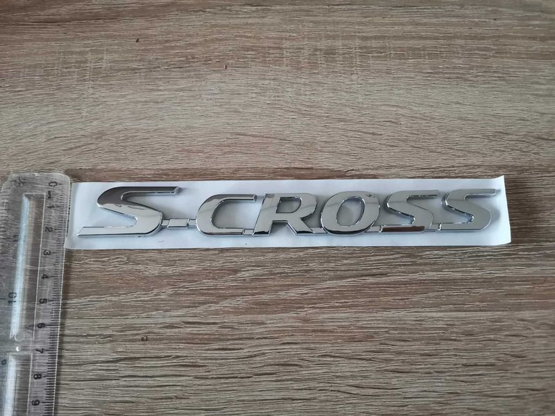 сребрист надпис Suzuki S-Cross