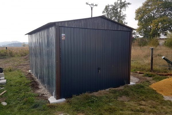 Garaje metalice di panauri sndwis