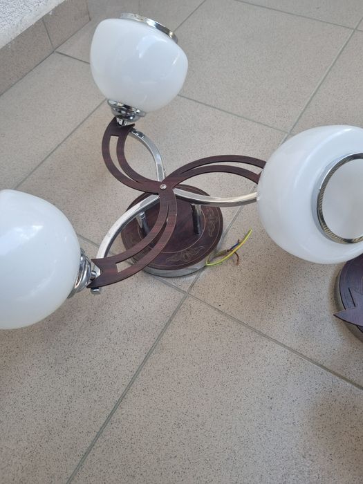 Lustre cu un design retro/clasic