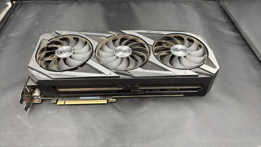 Vând ASUS ROG Strix GeForce RTX 3070 8GB OC Edition