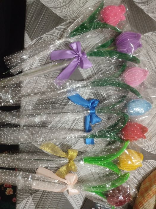 Gullar momiq simda tikilgan