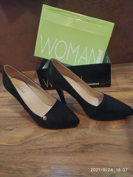 Официални черни обувки с ток