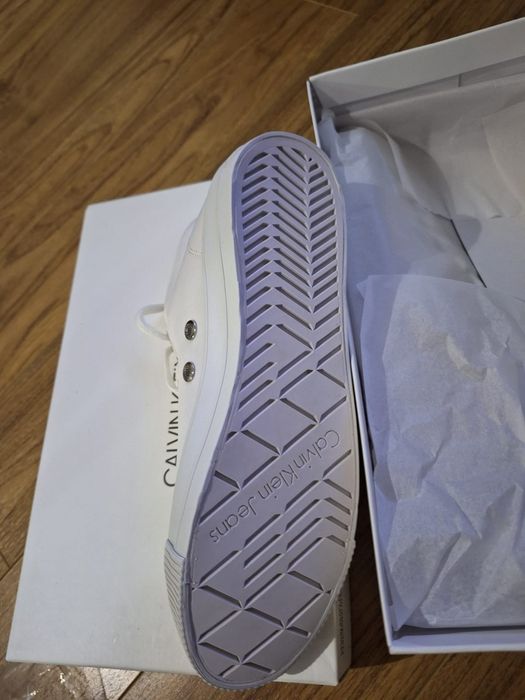 Tenesi Calvin Klein nou