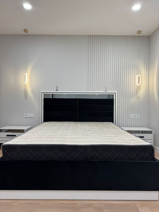 Современная двуспальная кровать с матрасом и шкафом (комплект)