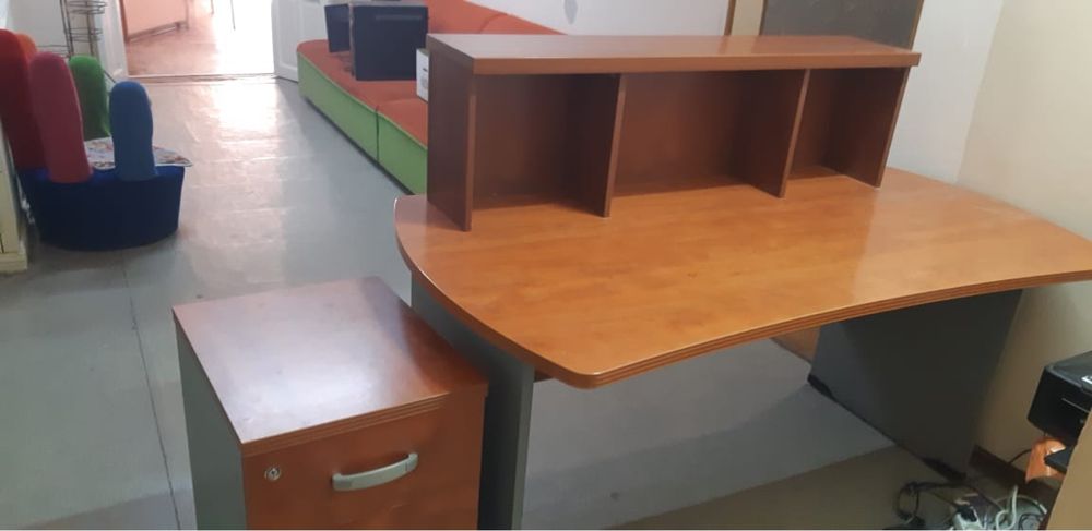 Офисный стол с тумбой
