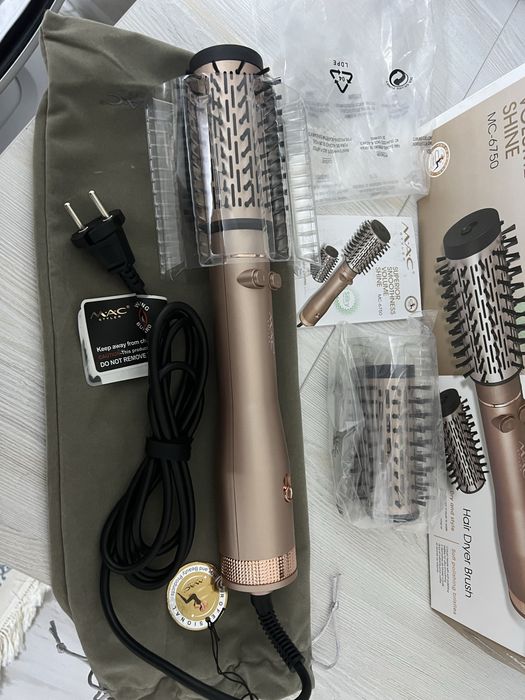 Фен щетка  Две насадки  .Куплено заграницей.