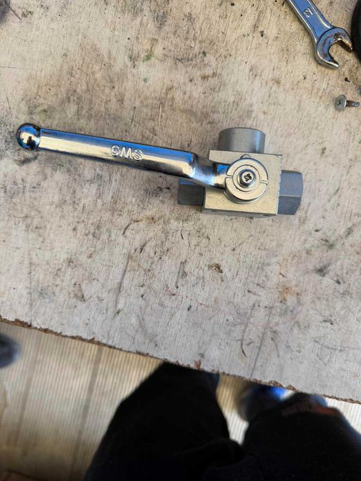 Трипътен хидравличен кран