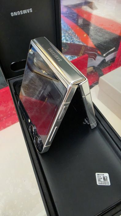 Продавам Samsung Galaxy Z Flip5 512GB в цвят Cream.